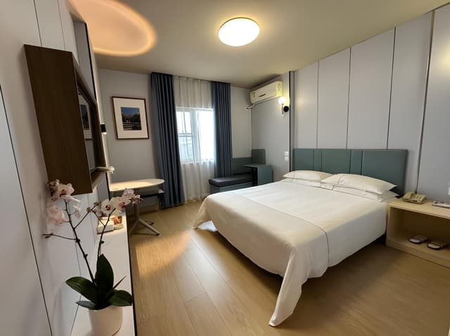 WH - Deluxe Bed Room