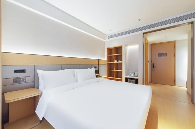 Huazhu - Suite With Twin Bed