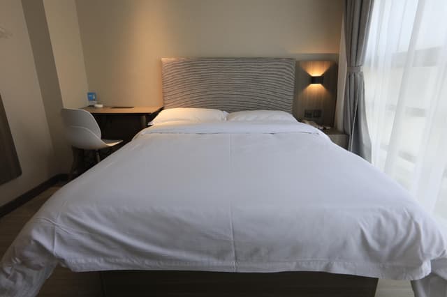 Huazhu - Room With Bed
