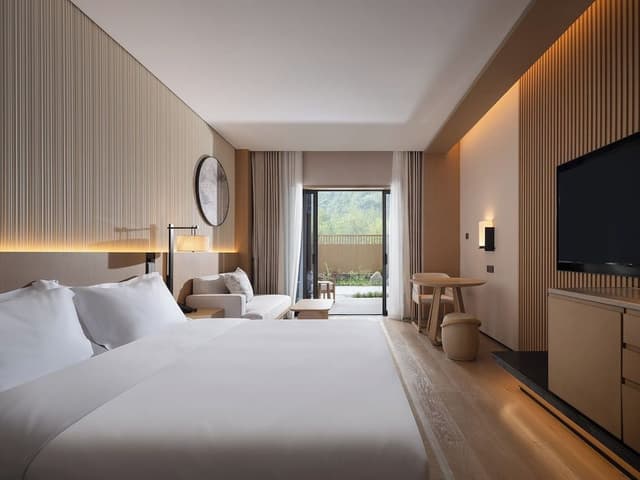 Room, 1 King Bed, River View