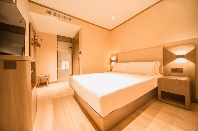 Huazhu - Room With Bed
