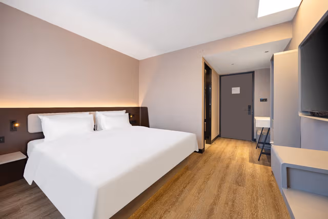 Huazhu - Room With Bed