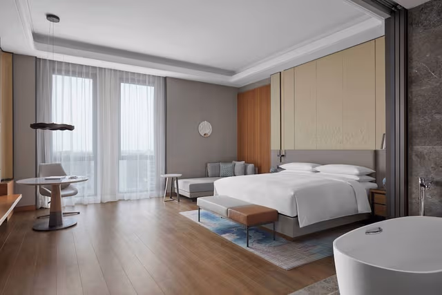 Club Room, 1 Queen Bed