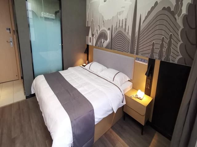 Business Queen Room