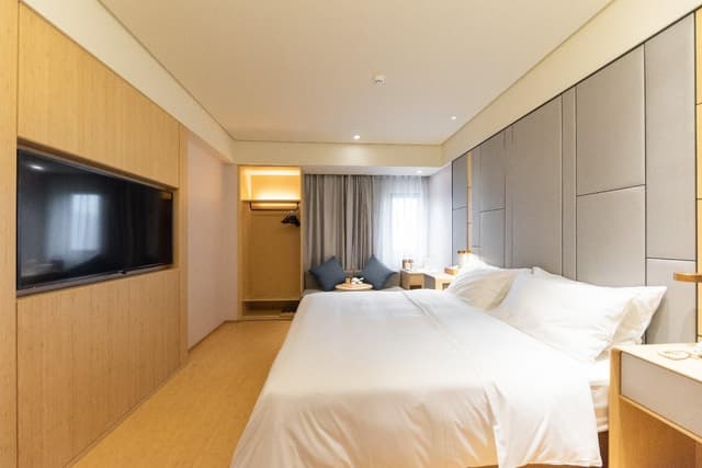 Huazhu - Room With Bed