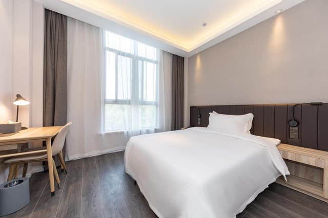 Huazhu - Room With Bed