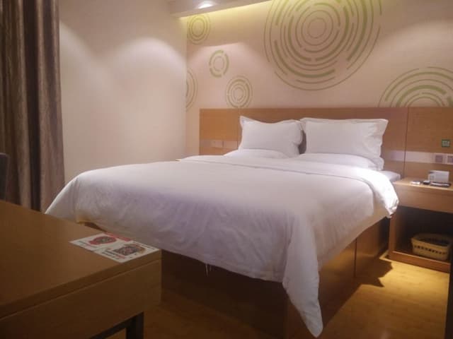 Room with Queen Bed