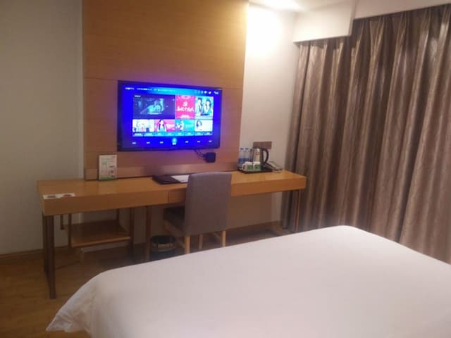 Room with Queen Bed