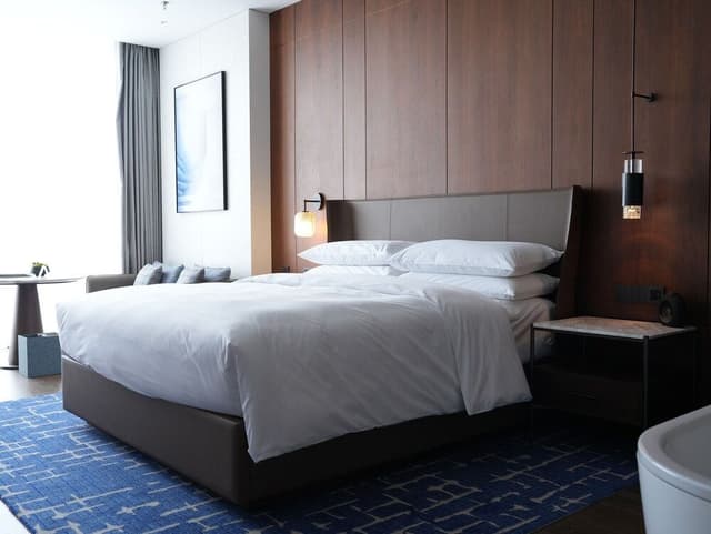 Club Room, 1 King Bed, Garden View