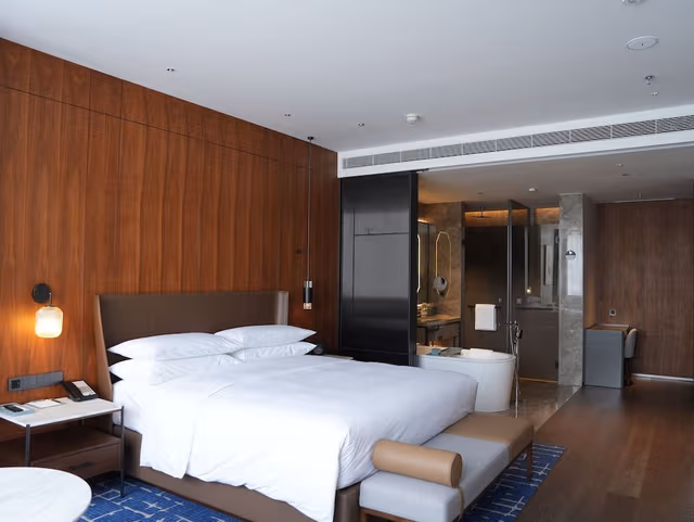 Club Room, 1 King Bed, Garden View