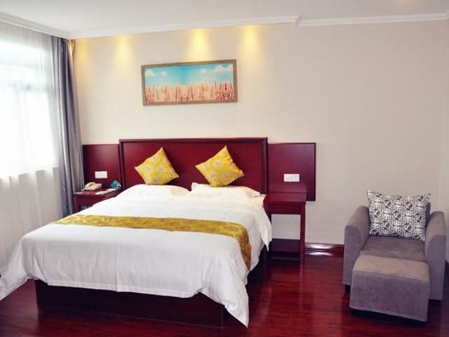 Hotel Queen Room