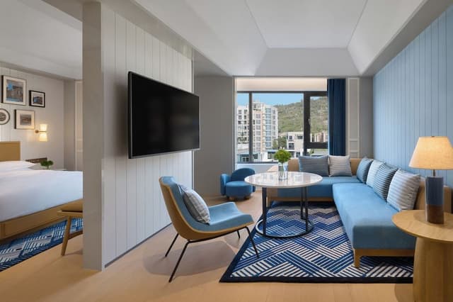 Suite, 1 King Bed (Centric)