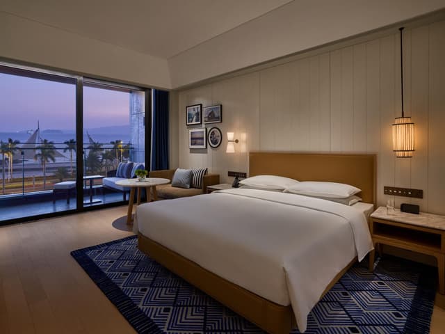 1 King Bed, Sea View, Balcony, Premium