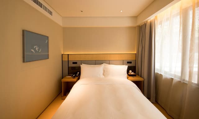 Huazhu - Room With Bed