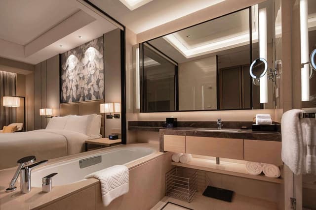 1 KING BED CORNER ROOM