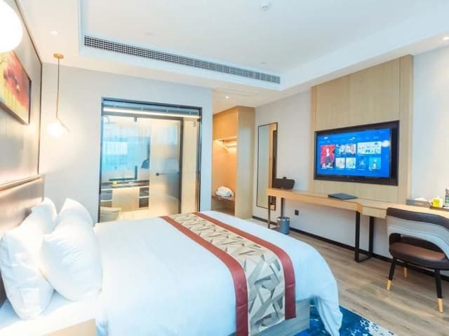 Queen Deluxe Room