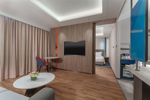 1 King Bed 1 Bdrm Suite Balcony
