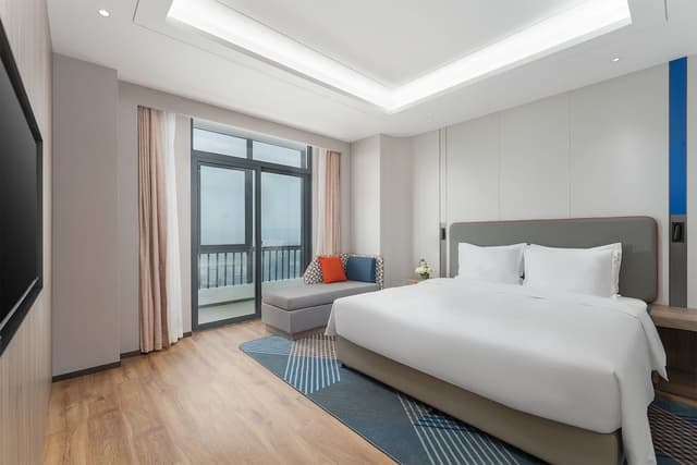 1 King Bed 1 Bdrm Suite Balcony