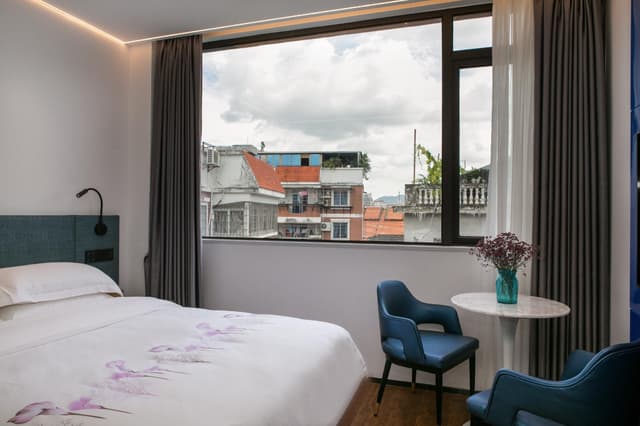 Huazhu - Room With Bed
