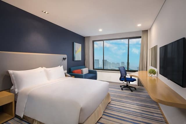 Standard Room, 1 Queen Bed, City View