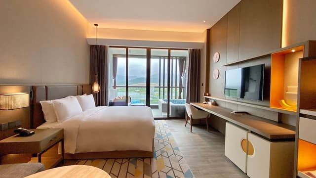 Standard Room, 1 King Bed, Lake View