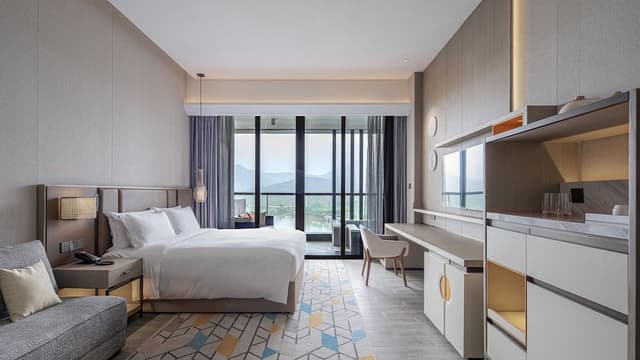 Standard Room, 1 King Bed, Lake View