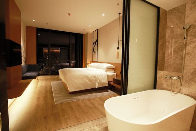 Suite, 1 King Bed, City View
