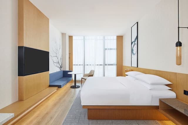 Business Room, 1 King Bed, City View