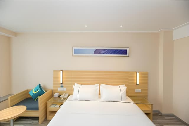 Business Queen Room