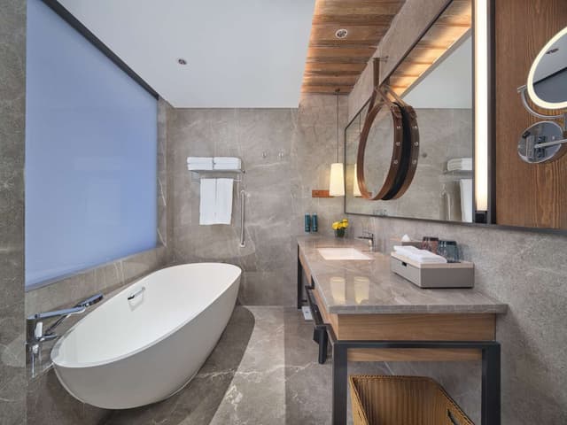TWIN DELUXE ROOM WITH BATHTUB