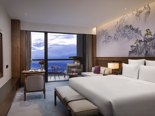 EXECUTIVE SKY ROOM, Lounge Access, 1 King Size Bed, Private Balcony, City View