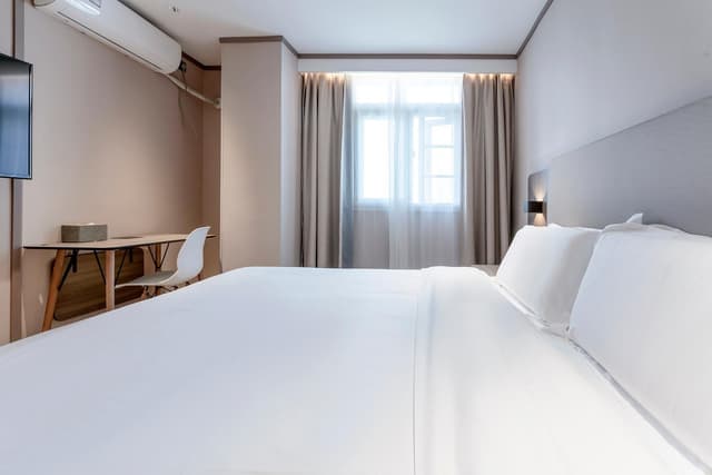 Huazhu - Room With Bed