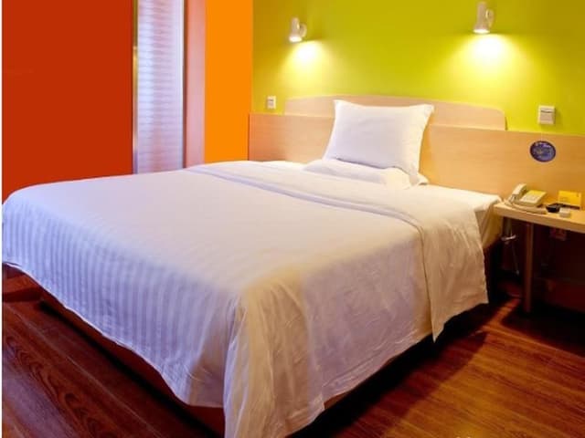 Business Queen Room