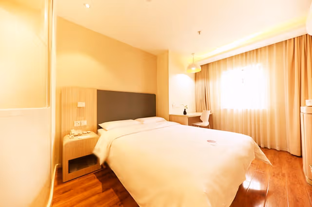 Hotel Queen Room