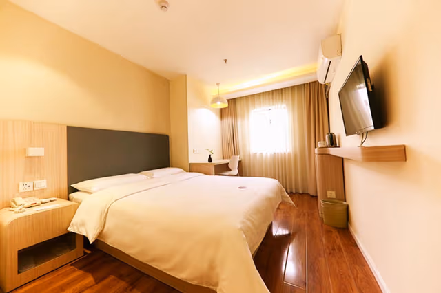 Hotel Queen Room