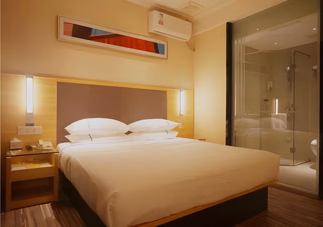 Stand Queen Room