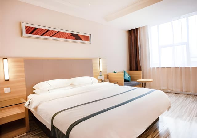 Stand Queen Room