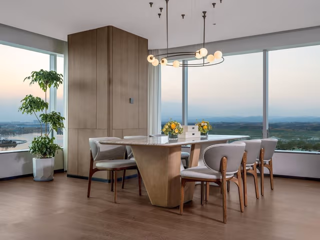 Suite, 1 Bedroom (Meeting Area)