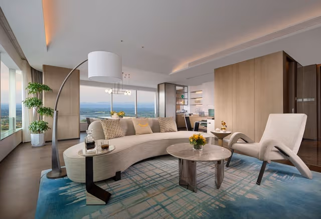 Suite, 1 Bedroom (Meeting Area)