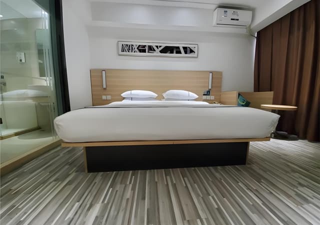 Business Queen Room
