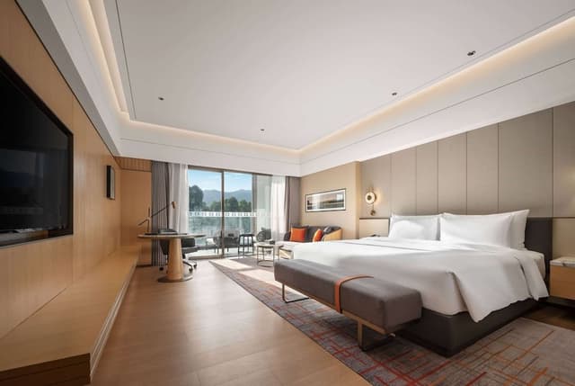 Deluxe Hot Pool Lake View 1 King Room