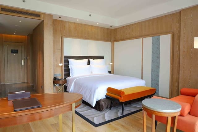 Deluxe Room, 1 King Bed, Balcony