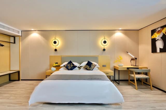 Business Queen Room