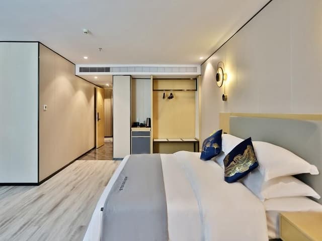 Business Queen Room