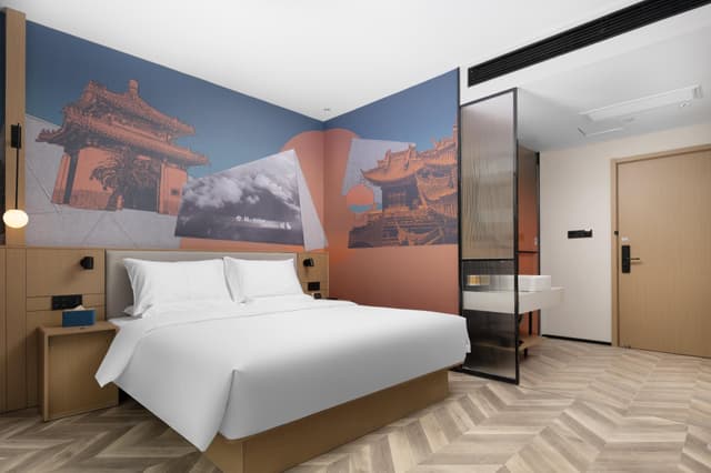 Huazhu - Room With View