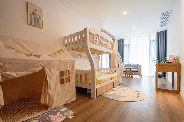 Deluxe Kids Room 3 for 2 Adults and 2 Children
