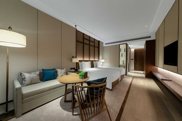 Deluxe Street View King Room