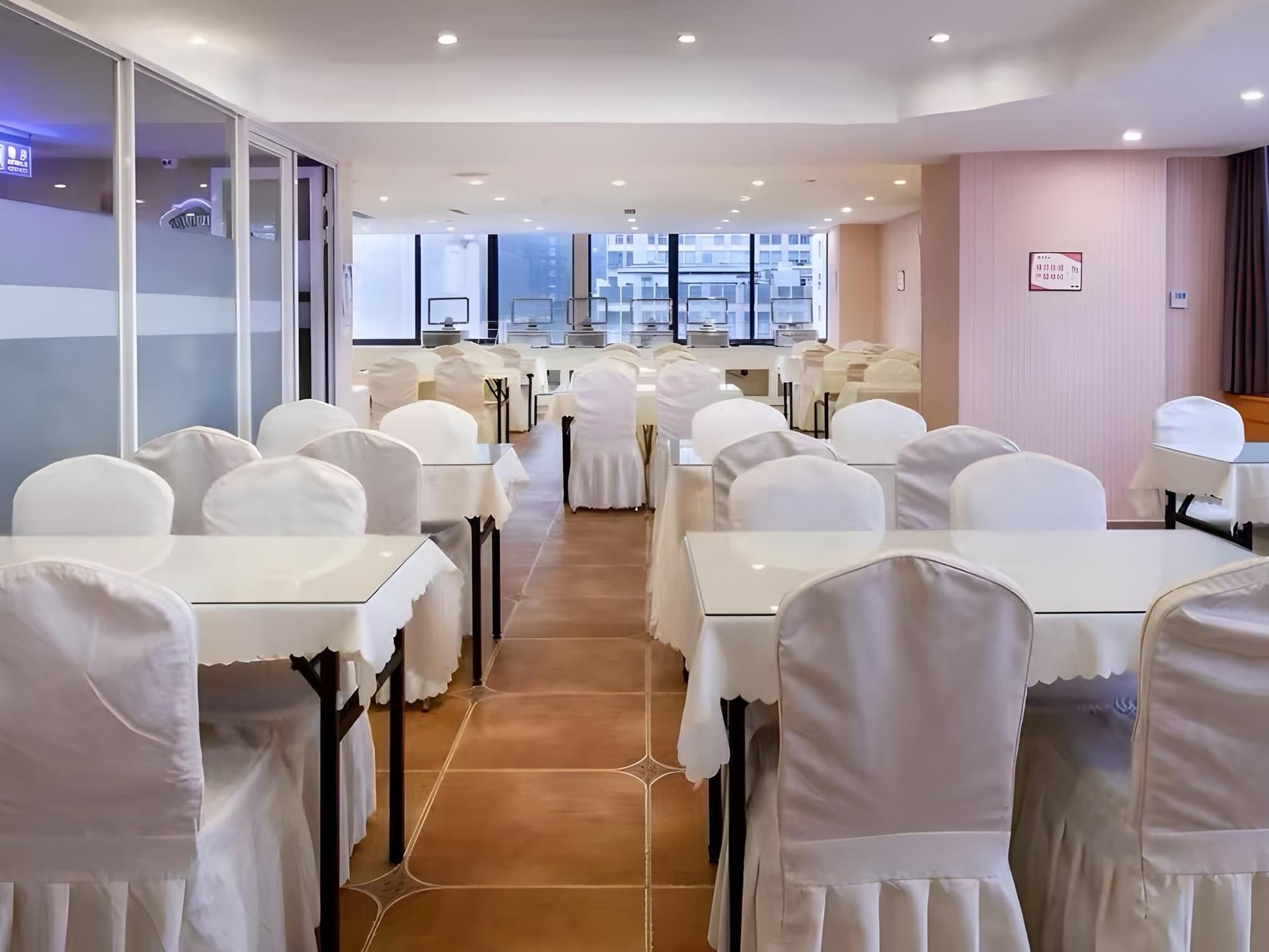 Vienna Hotel Chengdu Taikoo Li Chunxi Road Pedestrian Street Vienna Hotel Chengdu Taikoo Li Chunxi Road Pedestrian Street
