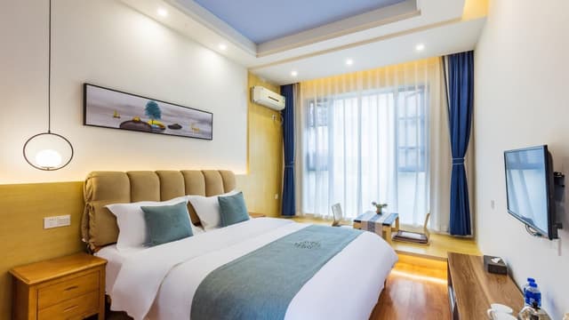 Comfort Queen Room
