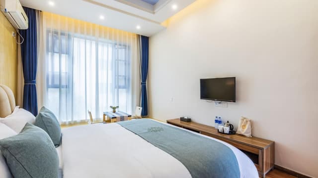 Comfort Queen Room